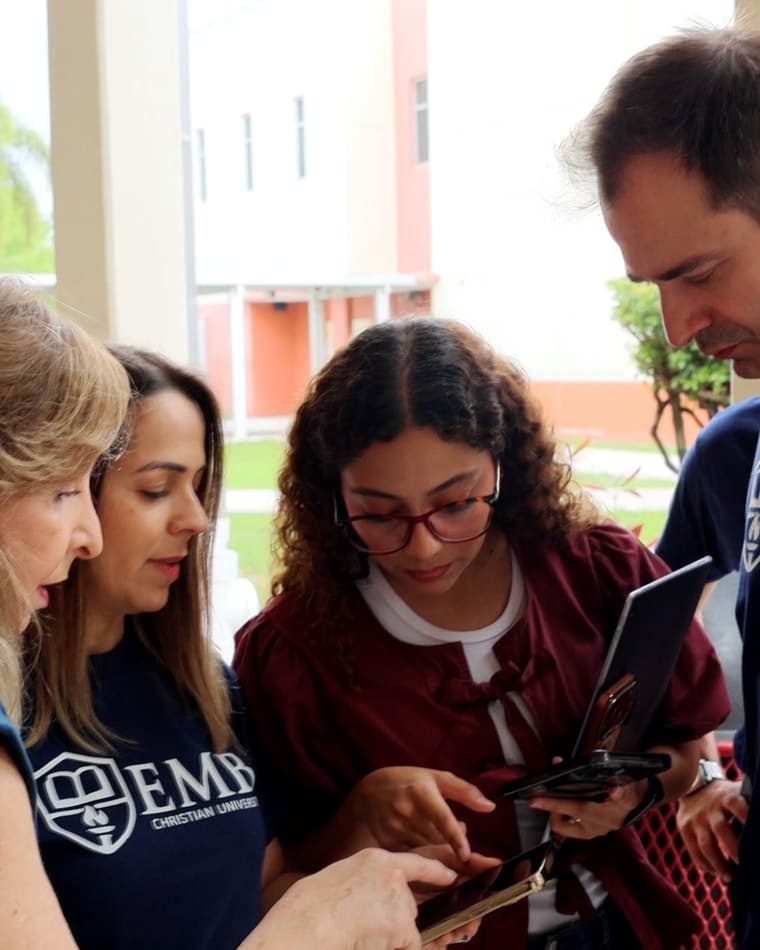 Alunas sorrindo em um corredor do campus