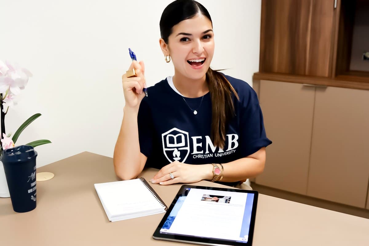 Alunos da EMB estudando juntos em uma mesa do campus